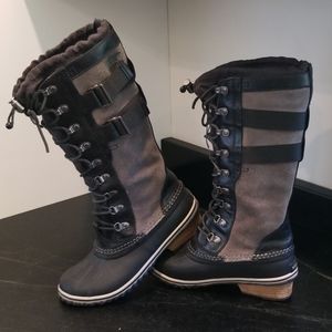 Sorel - Conquest Carly II in Silver Sage & Black
